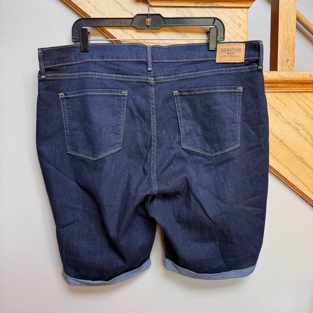 Signature by Levi Strauss Women 22 Dark Wash Bermuda Shorts Cuffed Stretch Denim - Picture 3 of 7